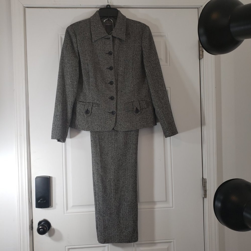 LIZCLABORNE BLACK AND WHITE PANT  JACKECT BUTTON UP 2 POCKETS SIZE 8 PETITE